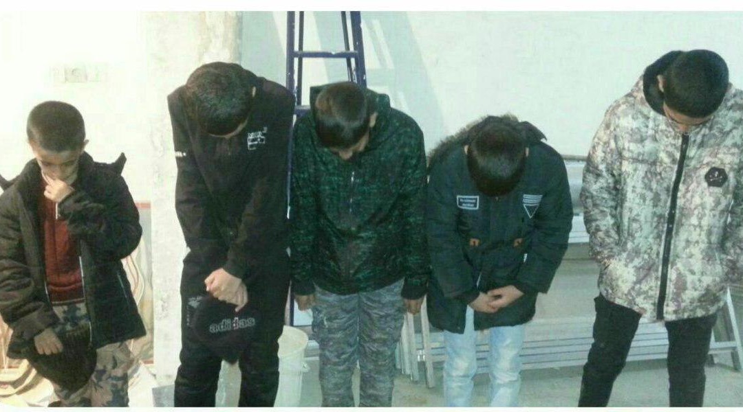  پنج کودک دستفروش که به جرم فروش تنقلات توسط ماموران شهرداری بروجرد جمع آوری شده بودند