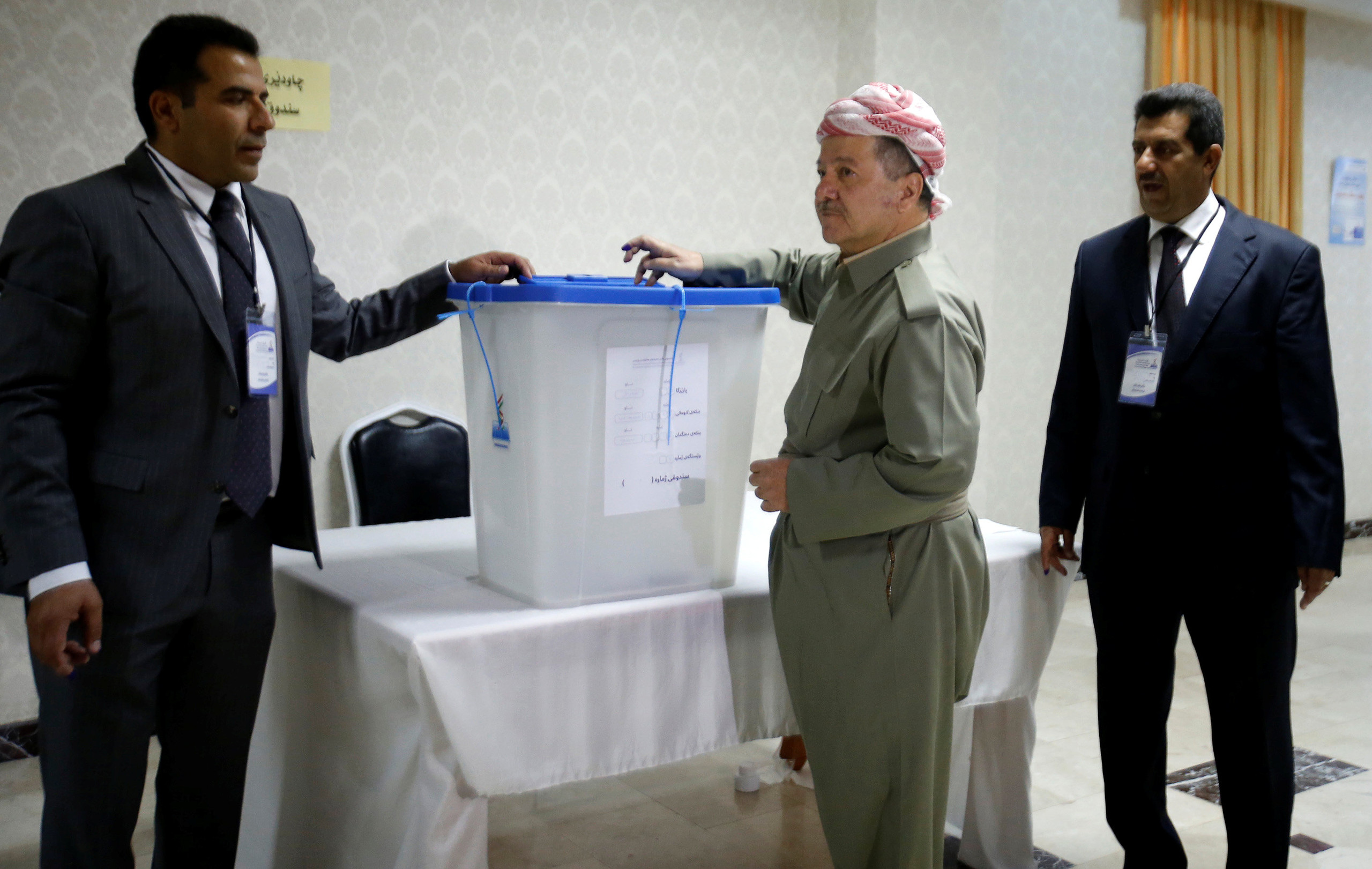 مسعود بارزانی رأی خود را برای همه‌پرسی استقلال کردستان عراق به صندوق انداخت