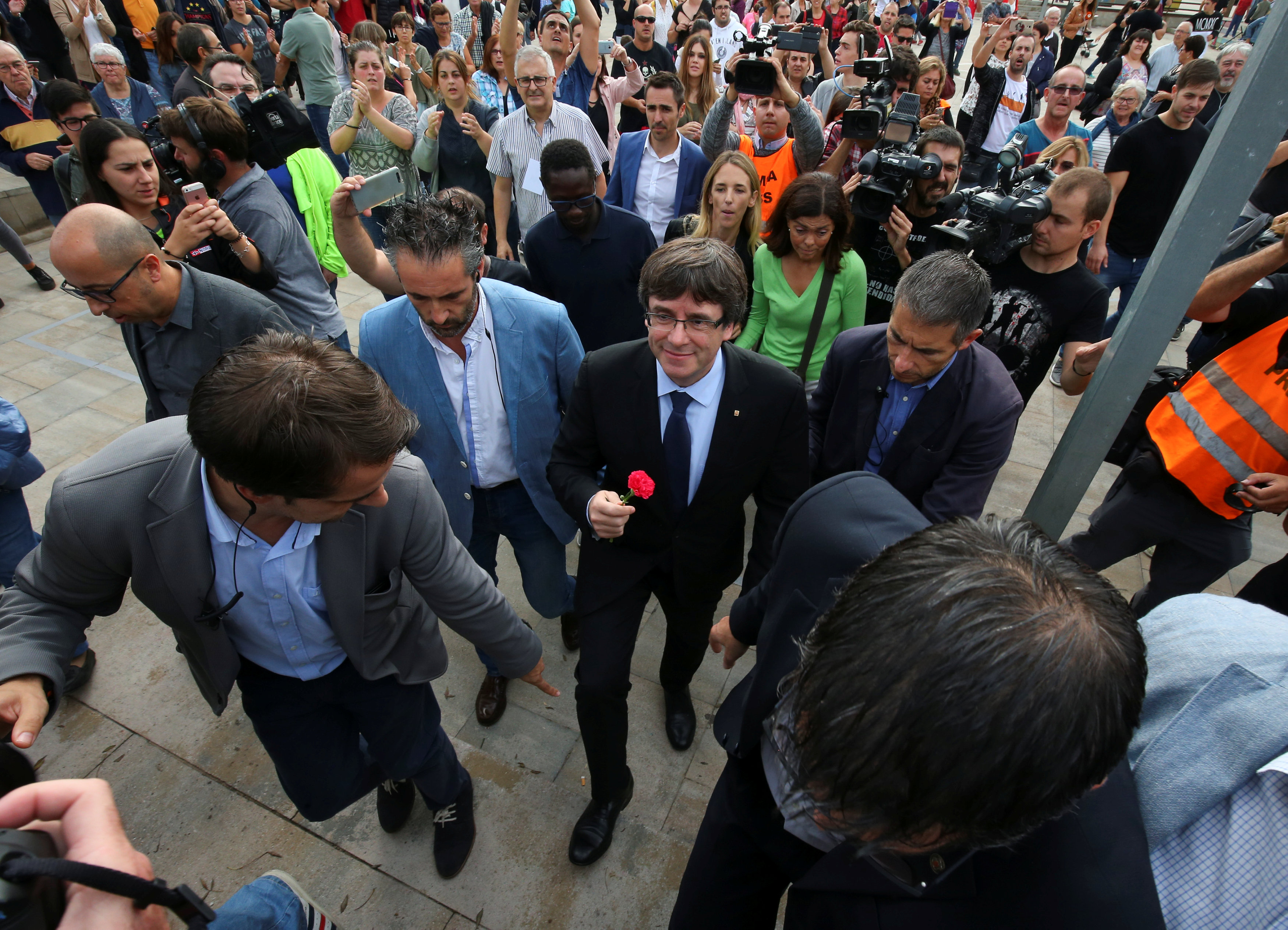 کارلس پوجدمون، رئیس دولت محلی کاتالونیا، در حوزه‌ی رأی‌گیری برای همه‌پرسی