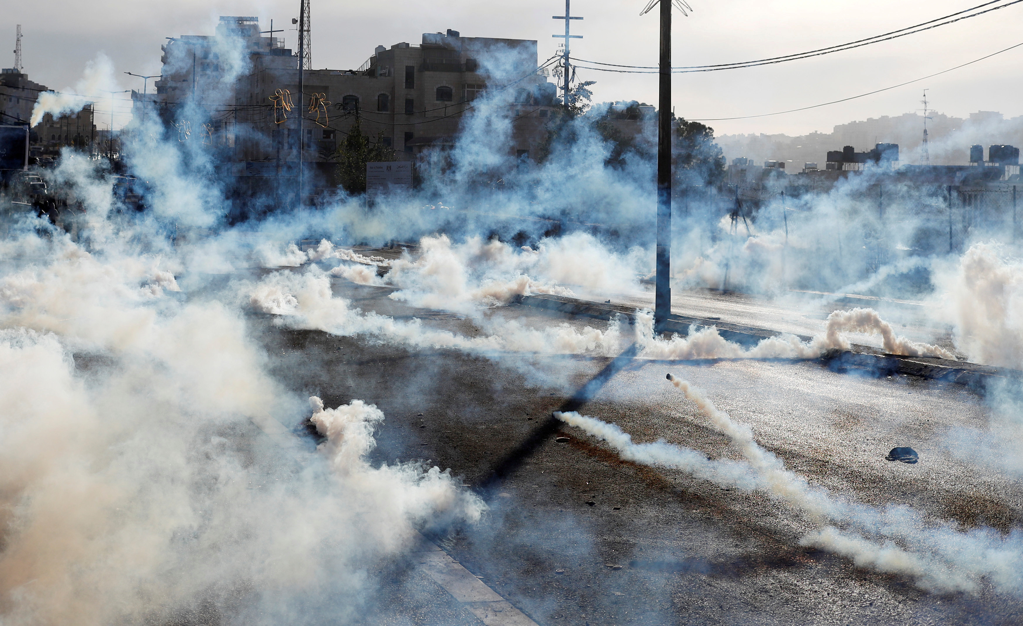 معترضان فلسطینی با شلیک مستقیم سربازان اسرائیلی یا گاز اشک‌آور زخمی و به بیمارستان منتقل شده‌اند. 