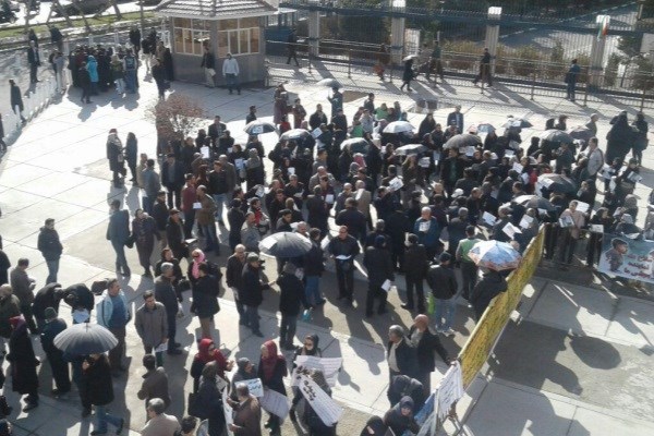 تجمع خانواده‌های ایثارگران مقابل مجلس در اعتراض به سازمان سنجش 