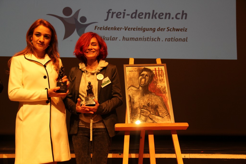 لیلا علی‌کرمی (سمت چپ)، از سوی مسیح علی‌نژاد و ناز اوکه، ازسوی زهرا دوغان، جوایز «آزاداندیش» را دریافت کردند