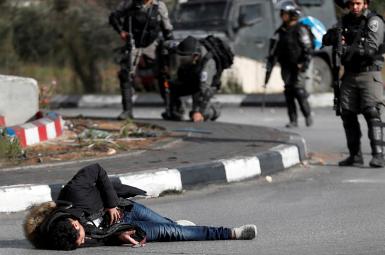 جوان فلسطینی در البیره، پس‌از حمله با چاقو به یک سرباز، با شلیک نیروهای اسرائیلی کشته شد. 