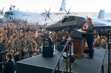 سخنرانی دونالد ترامپ نظامیان آمریکایی در پایگاه هوایی یوکوتا در ژاپن