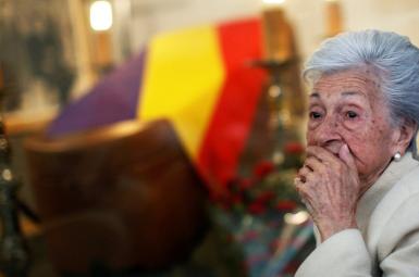     آسونسیون مندیتا  ٩١ ساله یکی از این بازماندگان دوران دیکتاتوری رژیم فرانکو در اسپانیا 