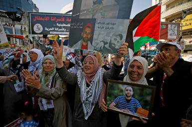 جشن و شادی فلسطینی‌ها در رام‌الله پس از پایان دادن زندانی‌ها به اعتصاب غذا