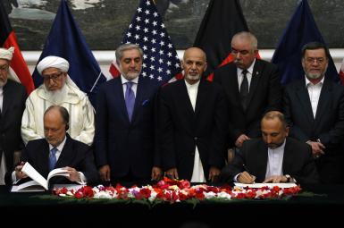 حنیف اتمر، درحال امضای توافق‌نامه امنیتی با آمریکا