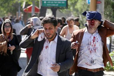 تعدادی از مجروحان حادثه در حال فرار از محل انفجار روز چهارشنبه در کابل