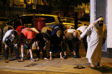 نمازگزاران در حال عبادت، پس از حادثه‌ی مسجد فینزبری‌پارک، در همان مکان