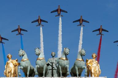 مانور نمایشی جنگنده‌های فرانسوی