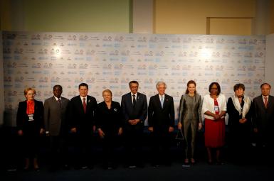 موگابه در عکس دسته‌جمعی نشست سازمان بهداشت جهانی در زمینه‌ی بیماری‌های غیرواگیر در اروگوئه