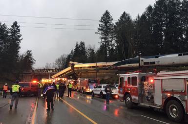 سقوط قطار مسافربری امتراک از روی پل در آمریکا