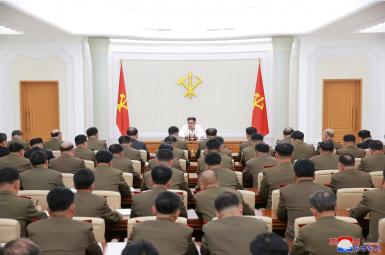 رهبر کره‌شمالی در نشستی با رهبران نظامی آن کشور