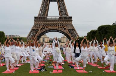 روز جهانی یوگا در پاریس