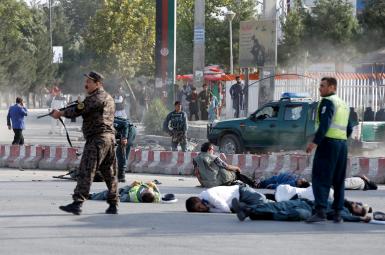 نیروهای امنیتی افغانستان و قربانیان انفجار در محل حادثه