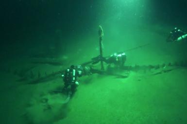 غواصان درحال جست‌وجوی لاشه کشتی غرق‌شده در عمق دریا (آب‌های کشور بلغارستان در دریای سیاه)