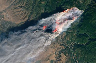 تصویر ماهواره‌ای ناسا از آتش کمپ در کالیفرنیا