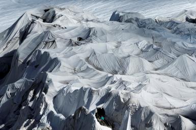 پوشاندن یخچال‌های طبیعی با پوشش‌هایی پتومانند برای حفاظت از نور خورشید