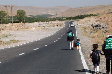 یک خانواده مشهدی با درخواست شنیدن آوازهای سرزمین مادری دست به یک پیاده‌روی طولانی زدند