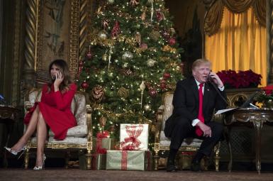 ترامپ شب گذشته همراه همسر خود ملانیا از محل اقامت‌شان برای تعطیلات کریسمس در فلوریدا در تماس تلفنی با کودکانی که از آنها درباره کریسمس و بابانوئل می‌پرسیدند جواب می‌دادند.