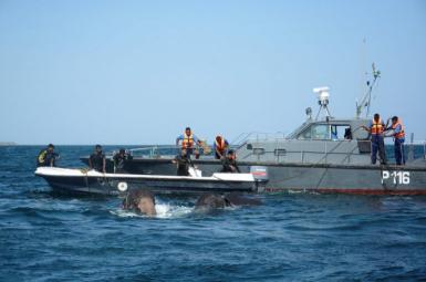 نیروی دریایی سریلانکا در حال نجات فیل‌ها