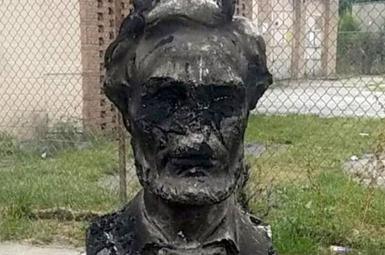 تخریب مجسمه آبراهام لینکلن در شیکاگو