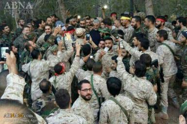 قاسم سلیمانی، فرمانده سپاه قدس، در جمع نیروهای نظامی ایرانی موسوم به مدافعان حرم در سوریه