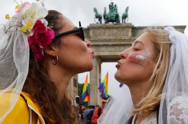بوسه دو همجنسگرا در مقابل دروازه برندنبرگ برلین