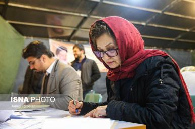 لیلا ارشد در زمان ثبت‌نام در انتخابات شورای شهر تهران