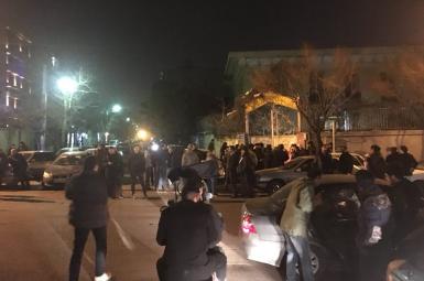 تجمع دراویش گنابادی در اطراف محل زندگی نورعلی تابنده در تهران
