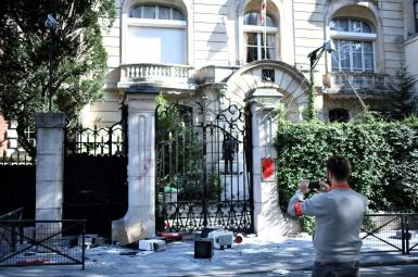 ورودی سفارت ایران در پاریس پس‌از تجمع روز جمعه