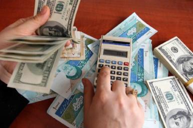 Rials being exchanged for US dollars at an establishment in Tehran. FILE photo