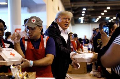 ترامپ به پخش غذا میان آسیب‌دیدگان  طوفان هاروی رفت