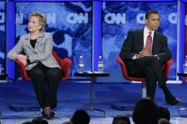 باراک اوباما و هیلاری کلینتون در مناظره نامزدهای حزب دموکرات برای ریاست‌جمهوری (۲۰۰۷)