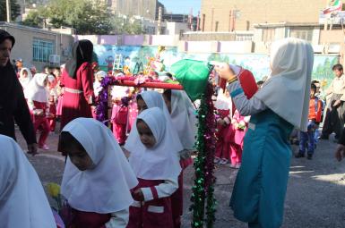 جشن  کلاس اولی‌های ایرانی در کنار دانش‌آموزان افغان