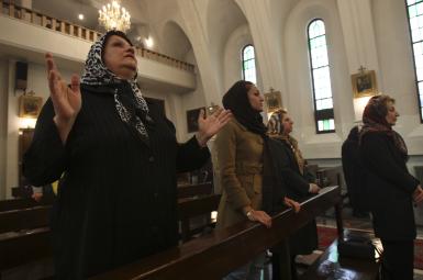 مسیحیان ایرانی در کلیسا 