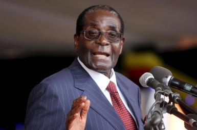  رابرت موگابه رئیس‌جمهور زیمبابوه پس از ۳۷ سال زمامداری این کشور حاضر به کناره‌گیری از قدرت شد. 