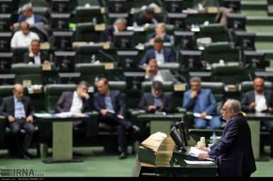 مسعود کرباسیان، وزیر اقتصاد، در جلسه استیضاح در مجلس
