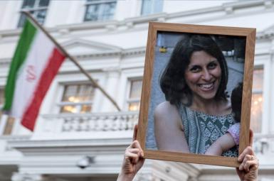 قاب عکسی از نازنین زاغری در مقابل سفارت ایران در بریتانیا