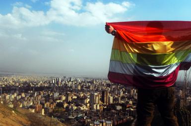 پرچم دگرباشان جنسی در ارتفاعات اطراف تهران