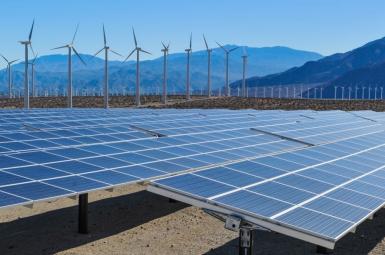 پنل‌های خورشیدی و توربین‌های بادی برای تولید برق از انرژی‌های تجدیدپذیر