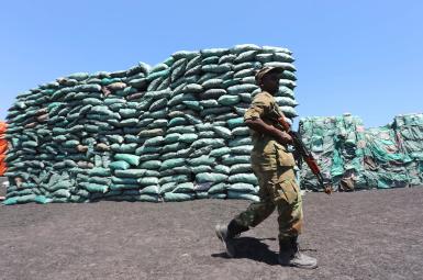 سرباز سومالیایی درحال نگهبانی دربرابر محموله زغال صادراتی
