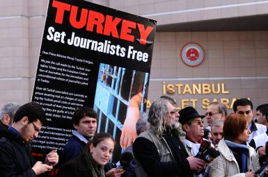 ۱۷ روزنامه‌نگار «جمهوریت» مخالف دولت ترکیه محاکمه شدند 