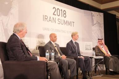 عادل‌ الجبیر، وزیر امور خارجه عربستان سعودی و یوسف العتیبه، سفیر امارات متحده عربی در آمریکا در نشست «اتحاد علیه ایران هسته‌ای»