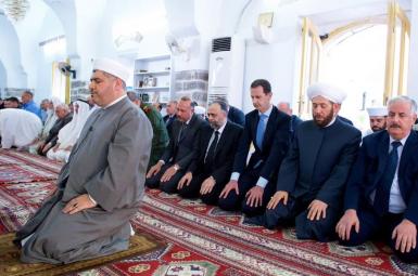 بشار اسد، رئیس جمهور سوریه،  نماز عید فطر را برای اولین بار پس از سال ۲۰۱۱ ، در شهر حماه ادا کرد