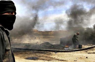 به آتش کشیدن بشکه های نفت خام توسط داعش