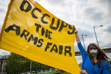 اعتراض فعالان ضدّ جنگ به نمایشگاه تسلیحات نظامی در لندن