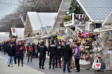 گشت‌زنی نیروهای پلیس در بازار کریسمس شانزلیزه در پاریس در سال گذشته