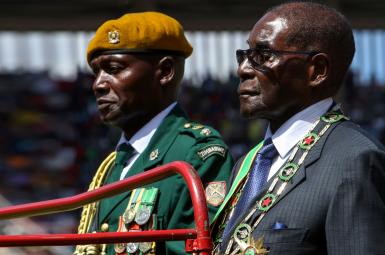 رابرت موگابه پس از فشارهای سیاسی چند روز گذشته از قدرت کناره‌گیری کرد. 