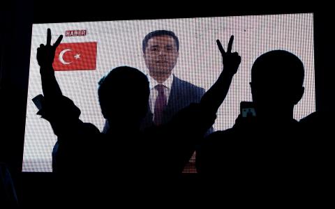 طرفداران صلاح‌الدین دمیرتاش درحال تماشای نخستین پیام انتخاباتی تلویزیونی او